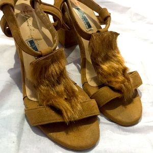 Brown fur heel